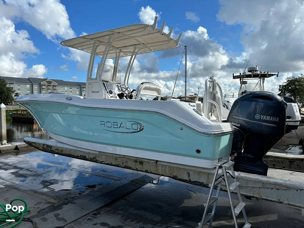 2021 Robalo 202 explorer