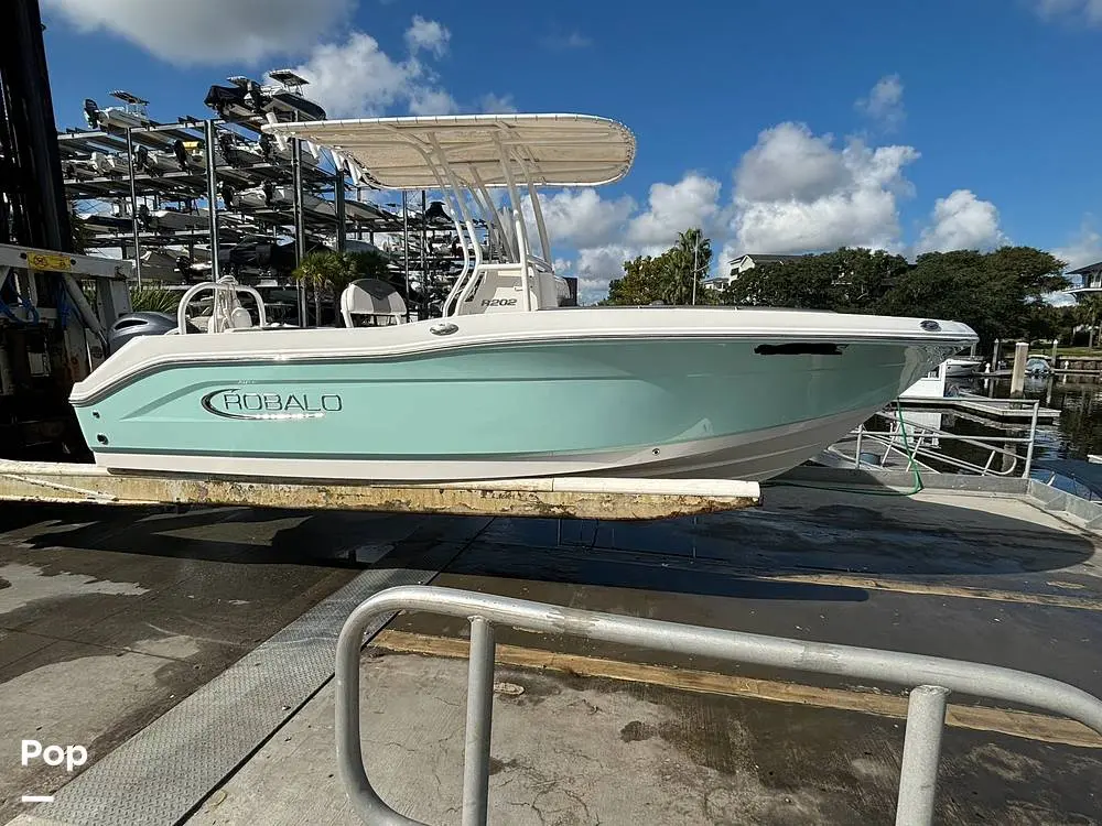 2021 Robalo 202 explorer