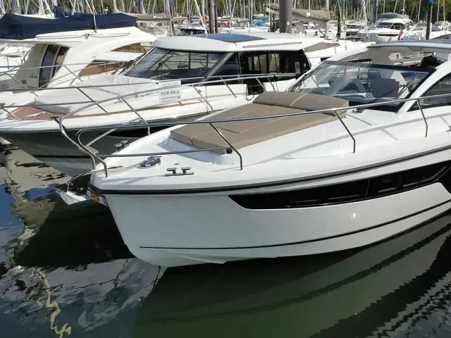 Sealine S335