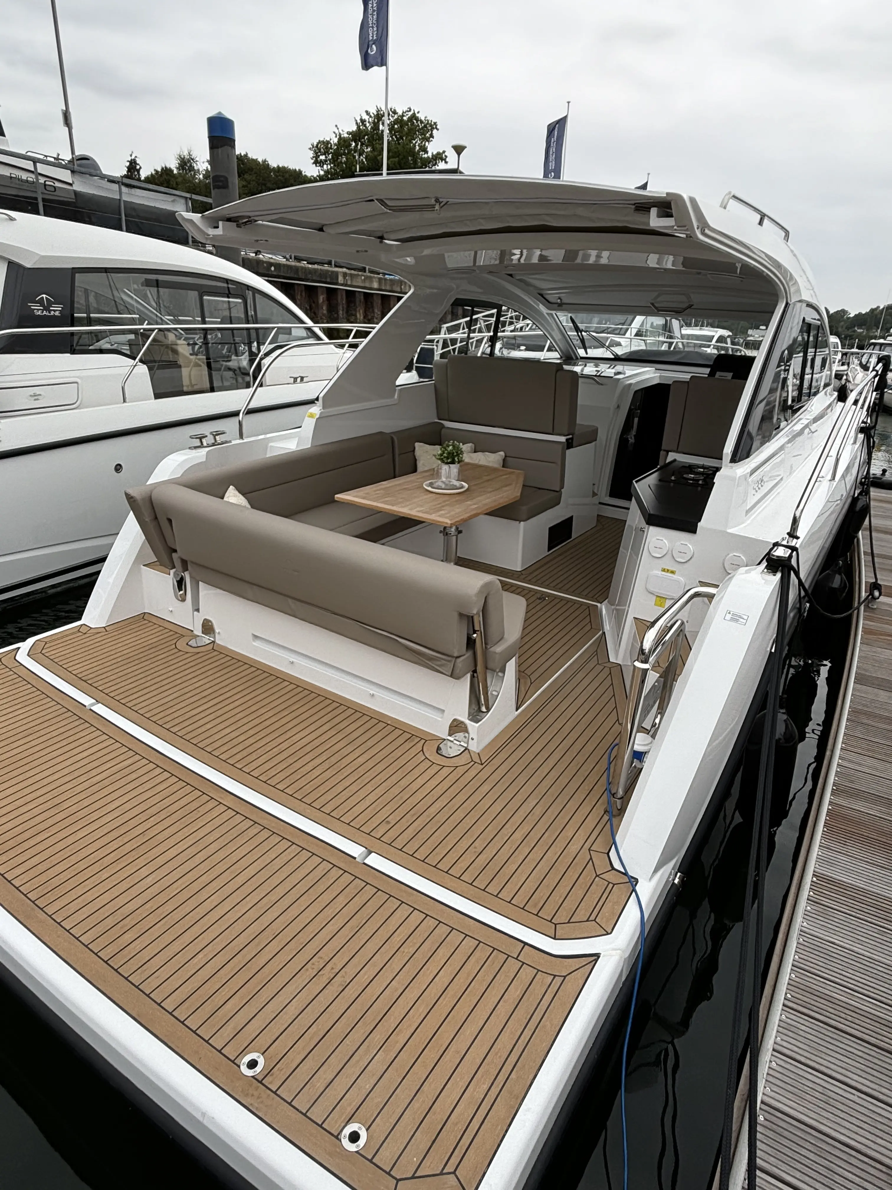 2024 Sealine s 335