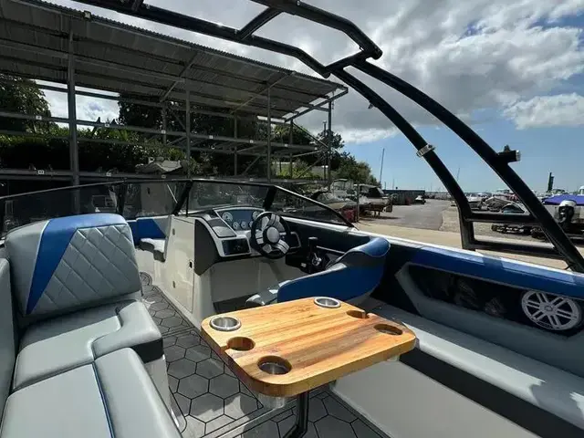 Carrera Boats 225