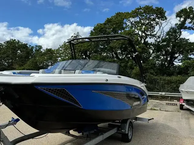 Carrera Boats 225