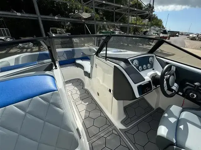 Carrera Boats 225