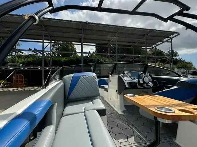 Carrera Boats 225