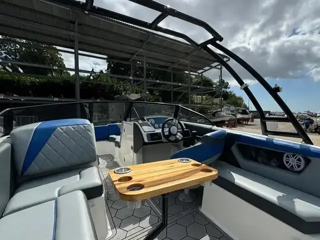 Carrera Boats 225