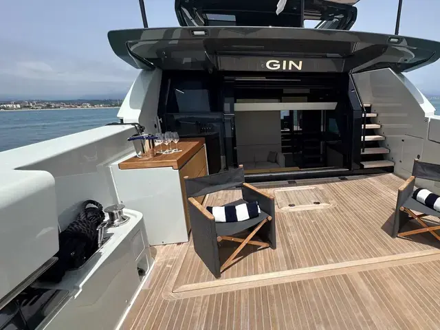 Motor Yacht Gin - West Nautical