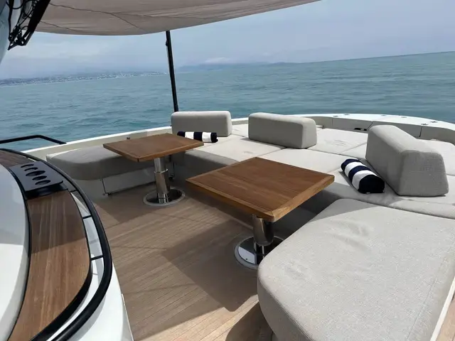 Motor Yacht Gin - West Nautical