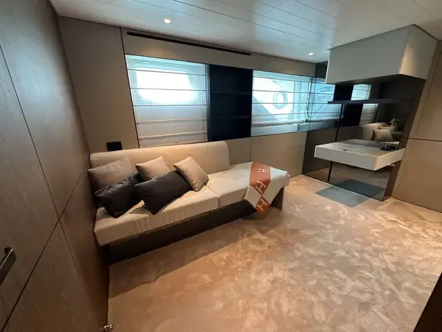 Motor Yacht Gin - West Nautical