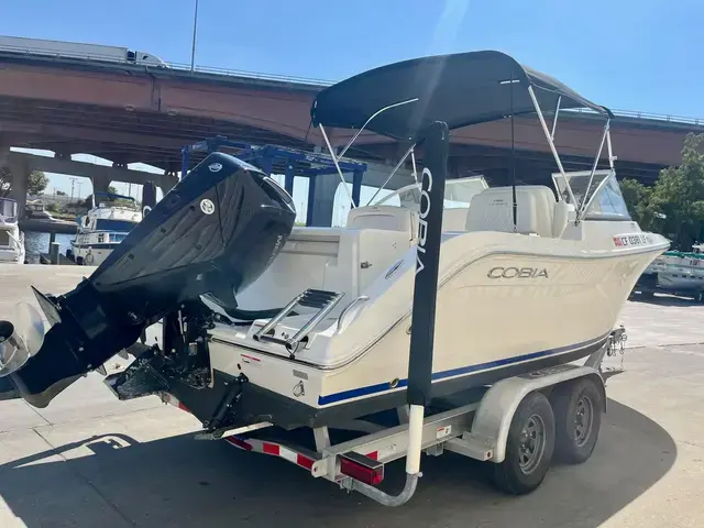 Cobia Boats 220 DC