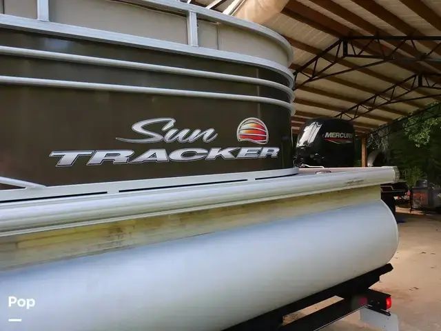 Sun Tracker Party Barge 22 DLX