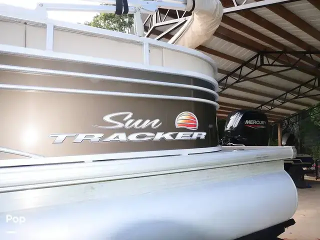 Sun Tracker Party Barge 22 DLX