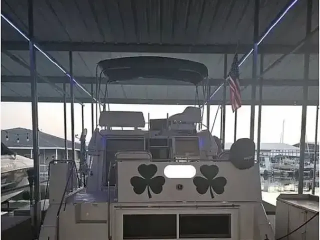 Carver 325 Aft Cabin