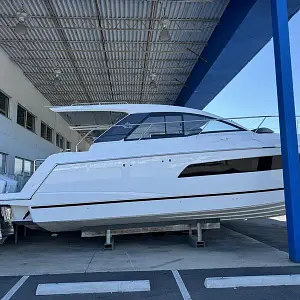 2024 Sealine S335 V