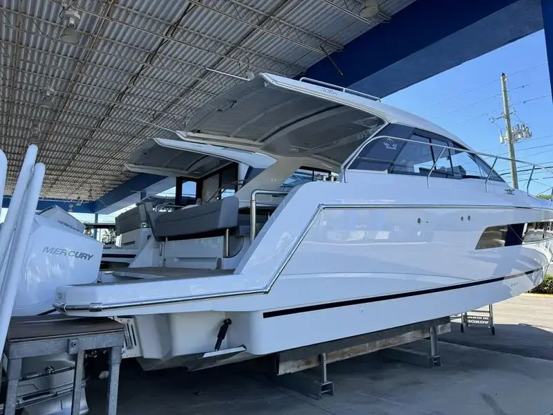 2024 Sealine s 335v