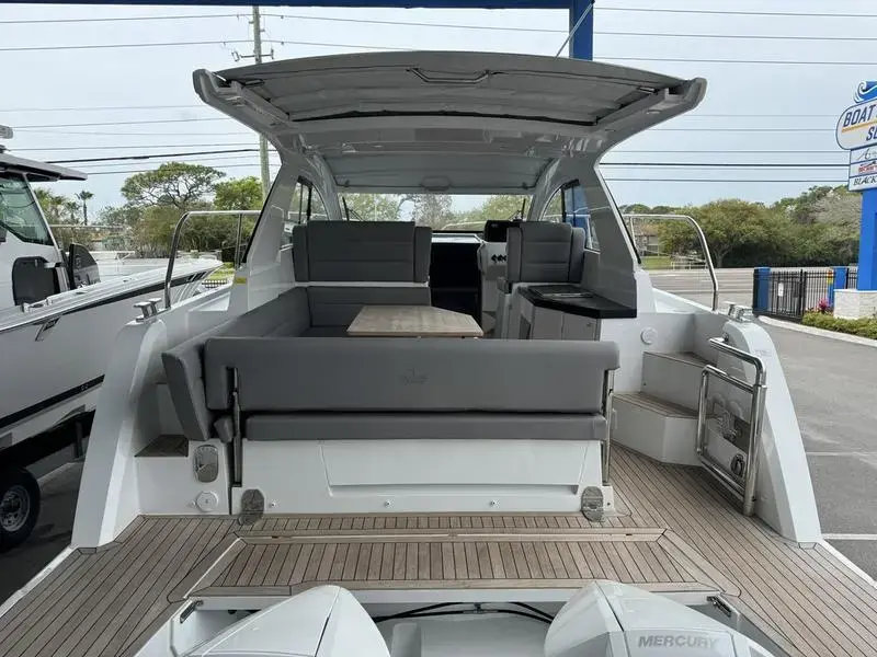 2024 Sealine s 335v