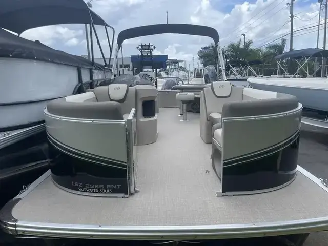 Avalon LSZ Entertainer 23 FT