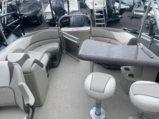 Avalon LSZ Entertainer 23 FT