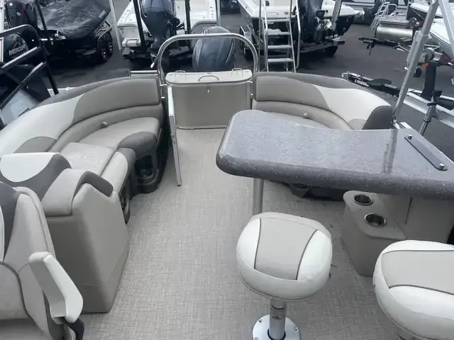 Avalon LSZ Entertainer 23 FT