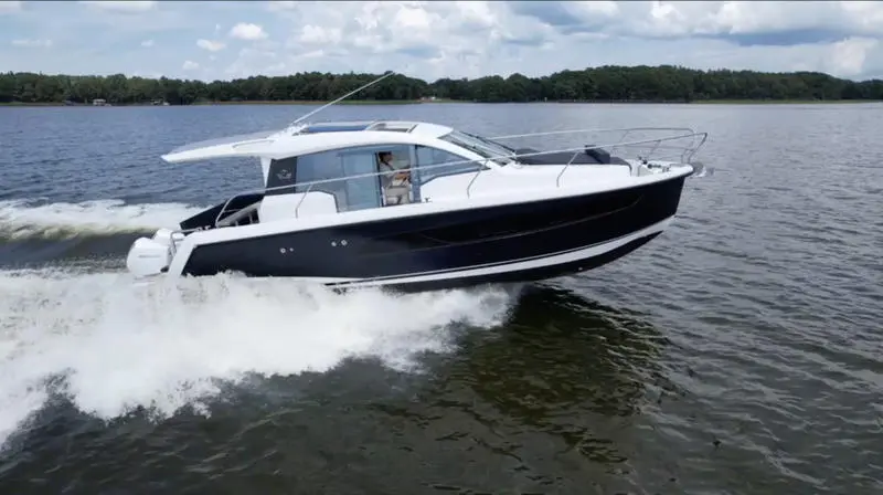 2022 Sealine c 335v