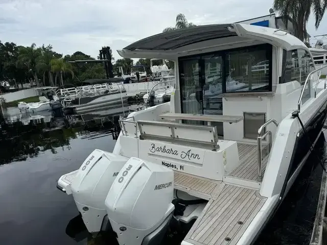 Sealine C 335v