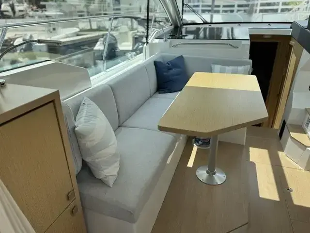 Sealine C 335v