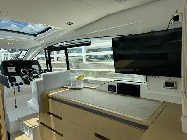 Sealine C 335v