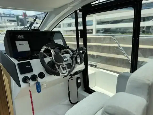 Sealine C 335v