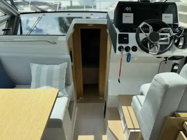 Sealine C 335v