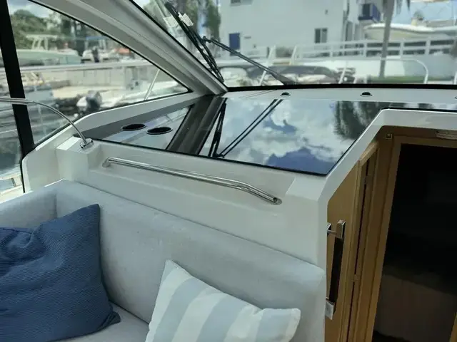 Sealine C 335v