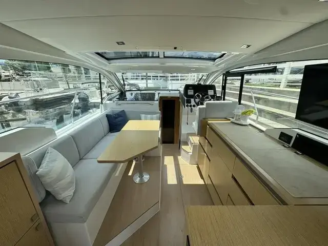 Sealine C 335v