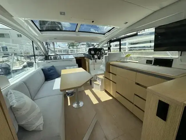 Sealine C 335v