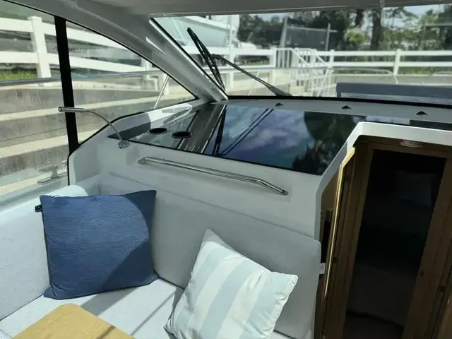 Sealine C 335v