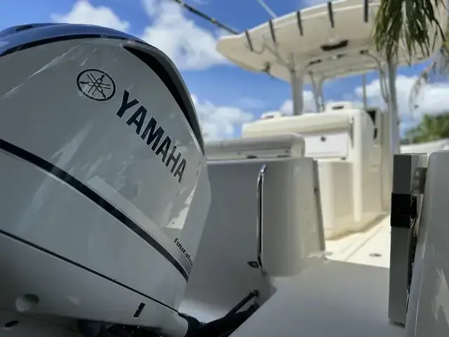 Robalo 300 Center Console