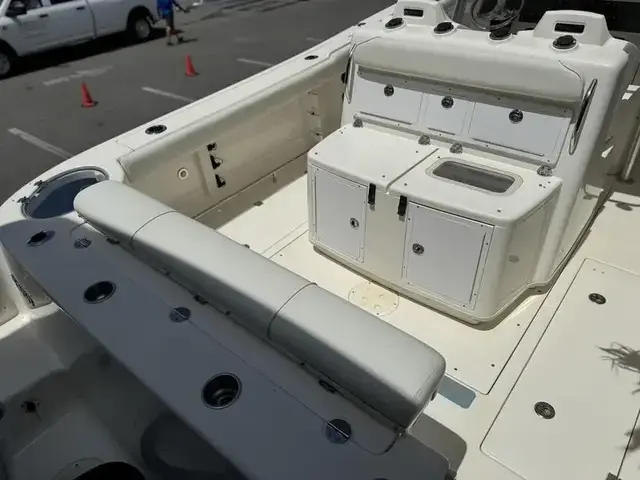 Robalo 300 Center Console