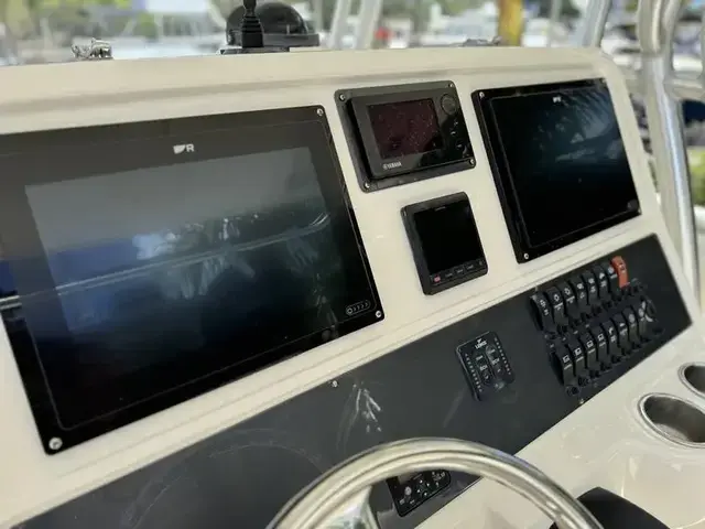 Robalo 300 Center Console