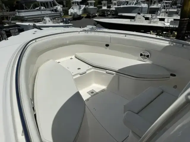 Robalo 300 Center Console