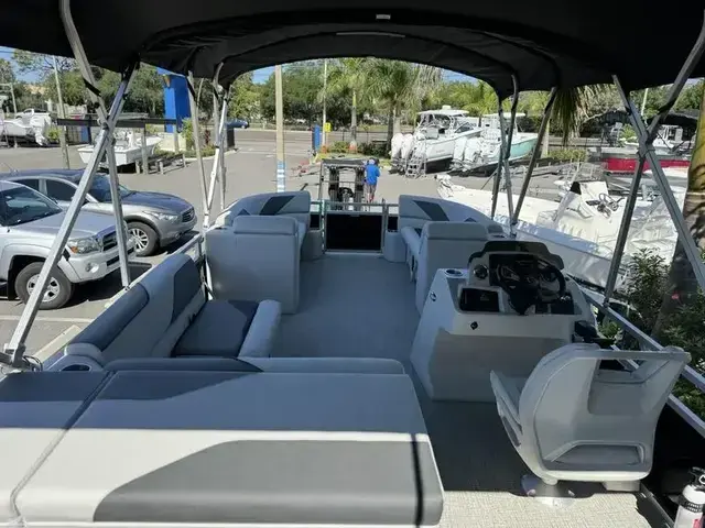 Avalon Venture 85 Cruise 23