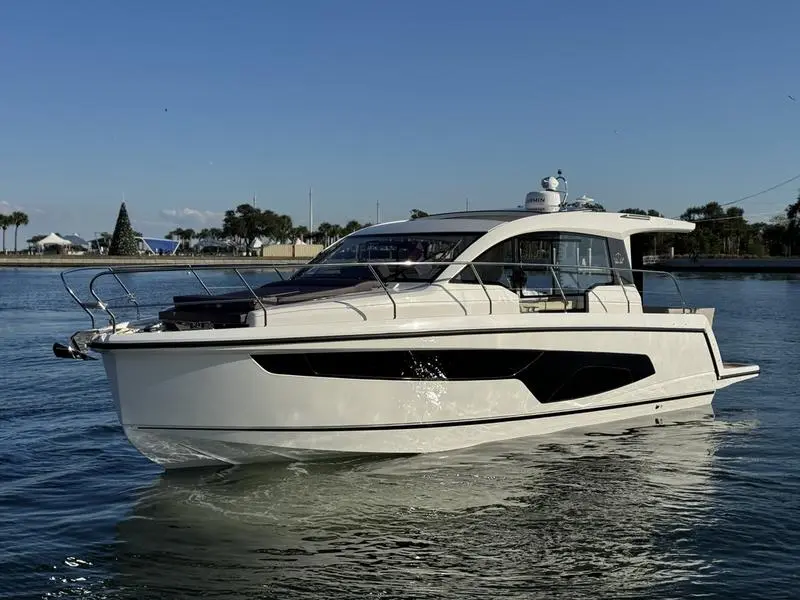 2023 Sealine c 335v