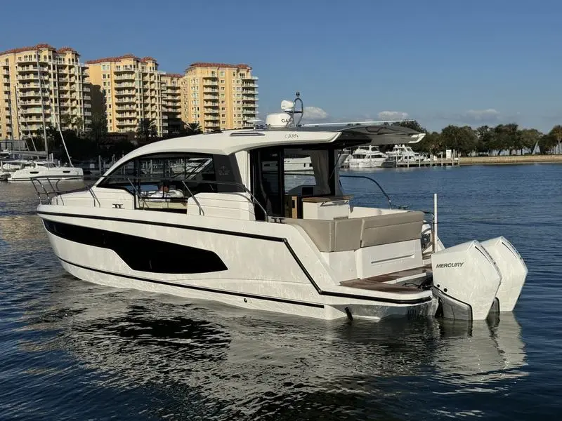 2023 Sealine c 335v