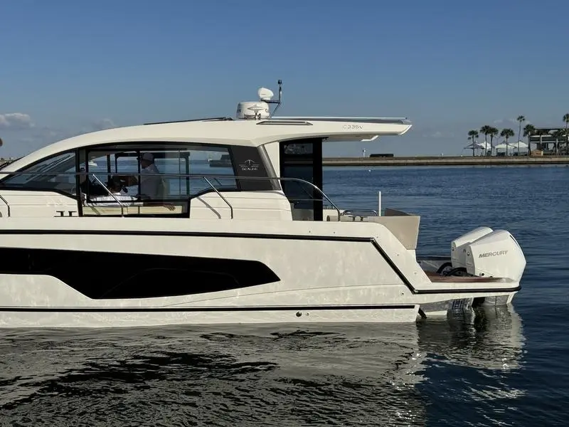 2023 Sealine c 335v