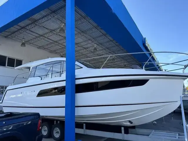 Sealine C 335v