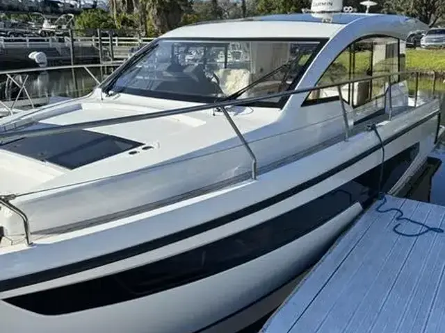 Sealine C 335v