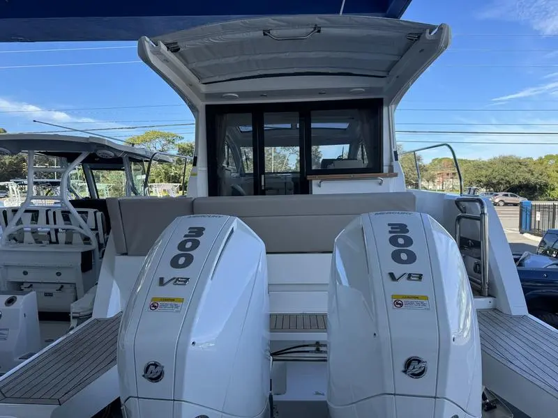 2023 Sealine c 335v