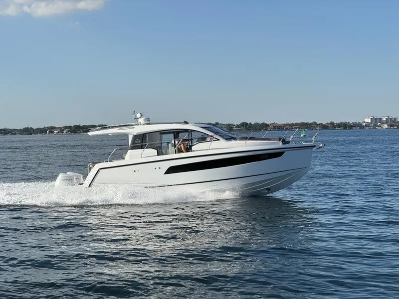 2023 Sealine c 335v