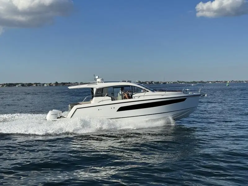 2023 Sealine c 335v