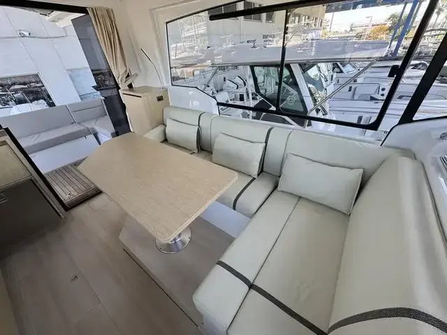 Sealine C 335v