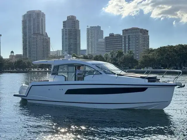 Sealine C 335v