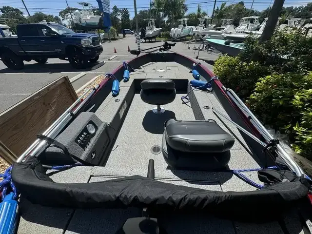 Tracker Boats Super Guide™ V-16 T