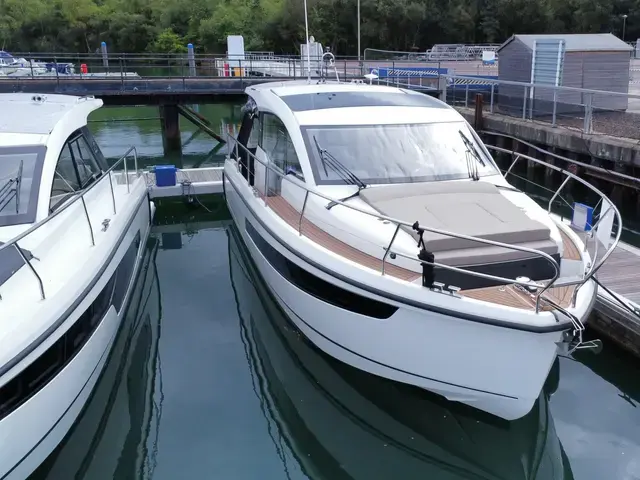 Sealine C335