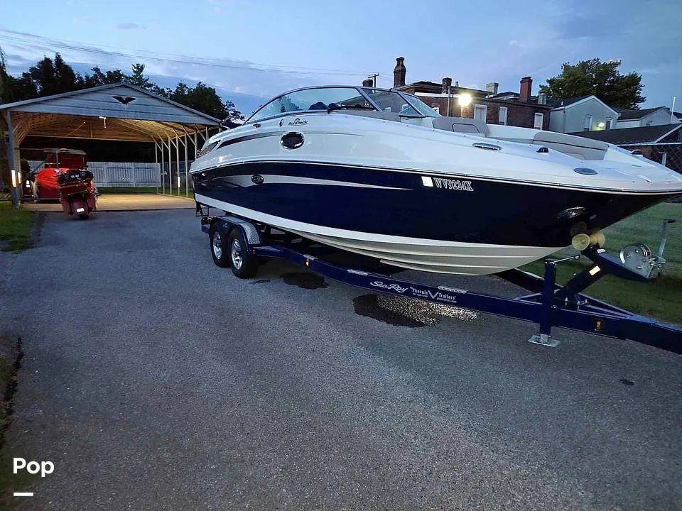 2011 Sea Ray sundeck 260